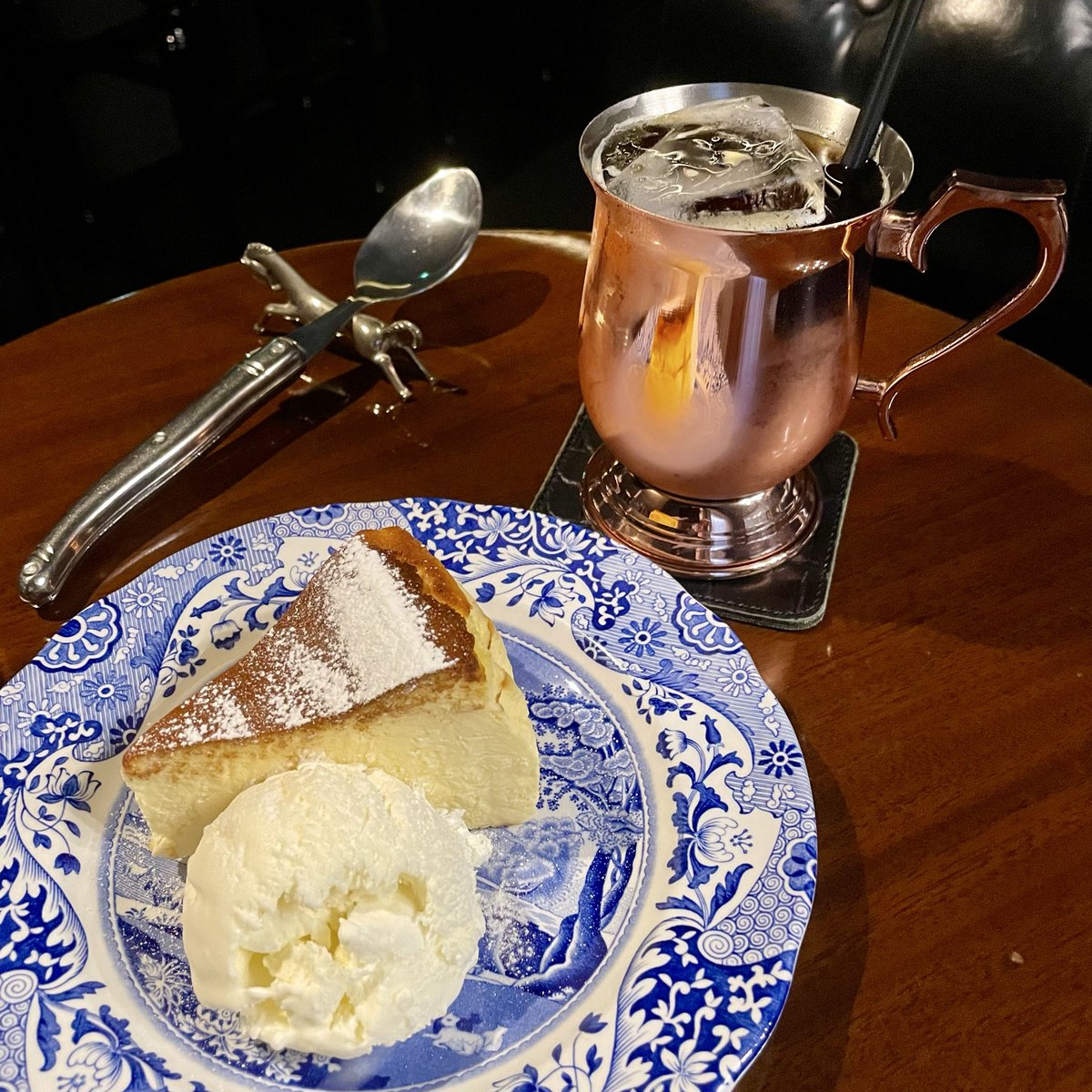 misaki0525's tweet image. 「さぼうる」で飲んだので酔い醒ましに「INCUS」でコーヒーブレイクです。
お気に入りのクリームチーズケーキを
いただきながら、まったりとジャズを聴いて心地好いひと時を。(^^)
＃ジャズ喫茶
＃INCUS