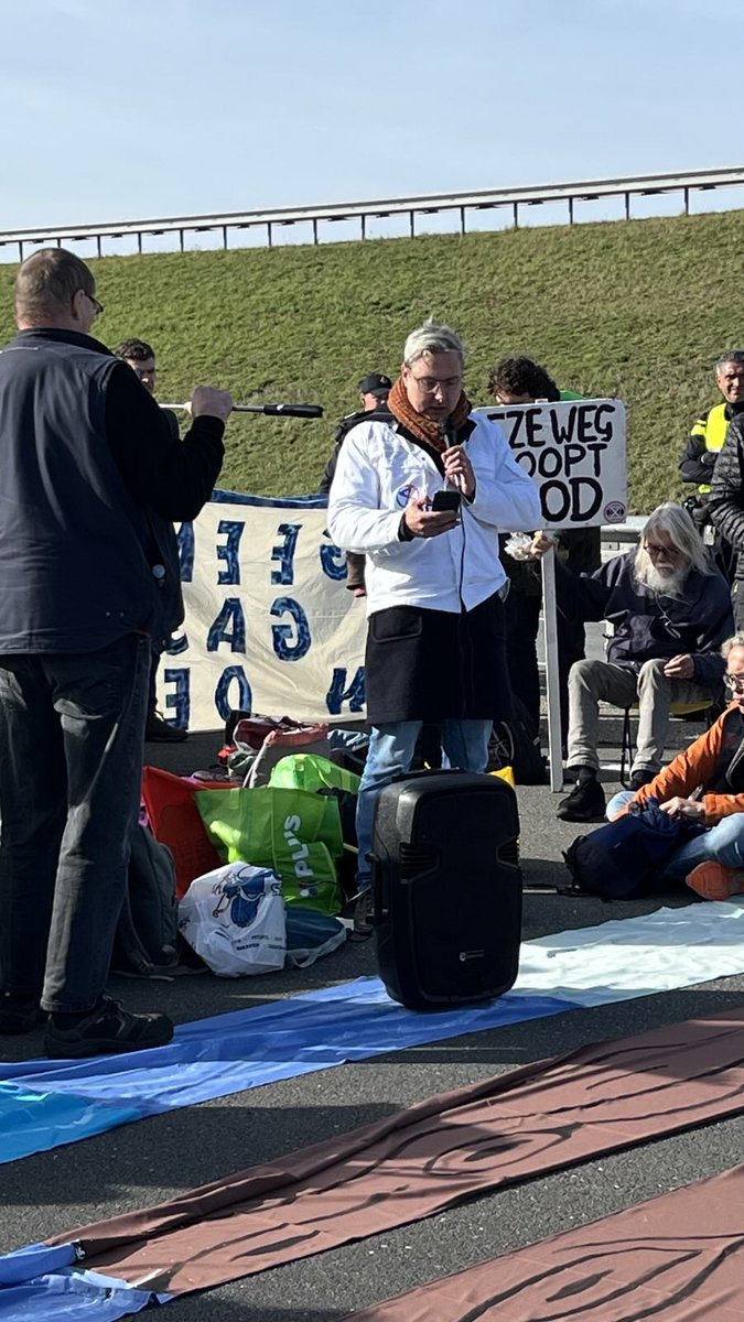 NLRebellion's tweet image. Op Prinsjesdag werd duidelijk dat de overheid niets geeft om een leefbare toekomst: CO2-heffing geschrapt, maatwerkafspraken geklapt en meer geld naar vervuilende bedrijven en goedkope benzine. Dit is onacceptabel. #StopFossieleSubsidies #KlimaatActie