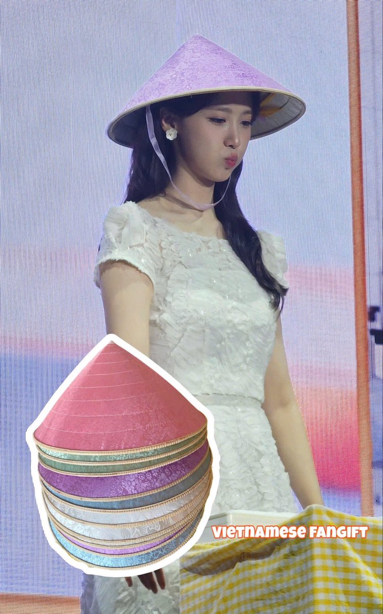 AAAAAAHHHHHHHH

YOONA WEARING GIFT FROM VIETNAMESE FANS ~ NÓN LÁ 🥰

YoonA Drama Fanmeeting In HCMC, Viet Nam 

#YoonA #임윤아 #폭군의셰프 #BonAppetitYourMajesty