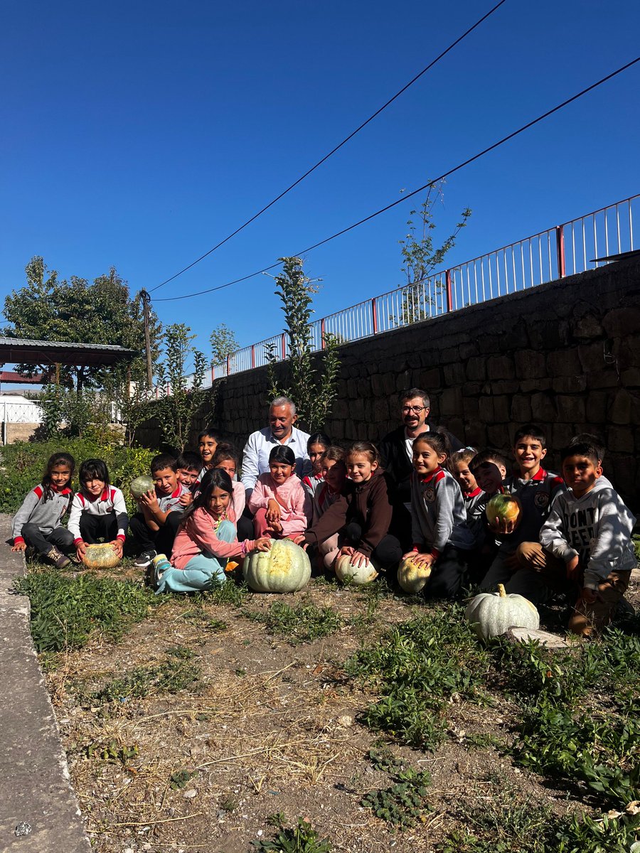 Geliyor kabak tatlıları. Mavi yeşil okul projesi kapsamında öğrencilerimizin kendi yetiştirdikleri bal kabaklarından 😋😋😋 <a href="/tcmeb/">Millî Eğitim Bakanlığı</a>
<a href="/Yusuf__Tekin/">Yusuf Tekin</a>
<a href="/valisimsek/">Yılmaz Şimşek</a>
<a href="/sivasmem/">Sivas Millî Eğitim Müdürlüğü</a>
<a href="/erdogan_fatih66/">Fatih Erdoğan🇹🇷</a>
<a href="/Ekremyurt_/">Ekrem Yurt</a>
<a href="/Sivas_HEDEF/">Sivas Hedef Projesi</a>
#AileYıl
#HedefAile