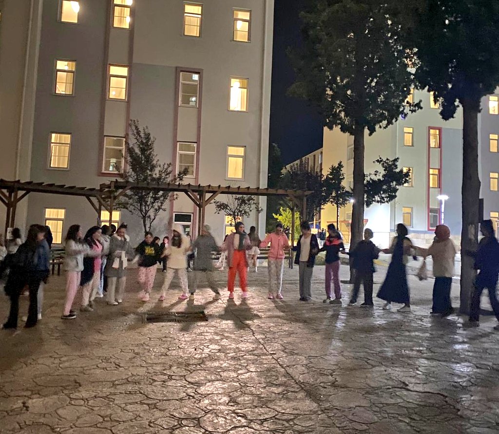 Moral yüksek, enerji tam! 🕺

Yurdumuzda düzenlenen “Biz Bize Moral Gecesi” ile stres attık, doyasıya eğlendik💫

📍Pamukkale Yurdu

#GSBYurtları