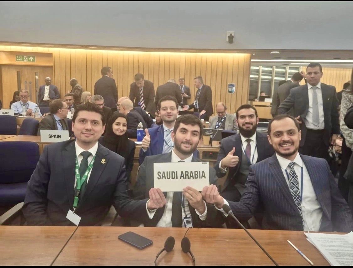 ماشاء الله لا قوة الابالله اللهم ارفع راية المملكة خفاقةً في كل المحافل وبارك بكهولها ورجالها وشبابها واحفظ خادم الحرمين وولي عهده الامين وصاحب السمو الملكي الامير عبدالعزيز بن سلمان وأطل في اعمارهم . كم جميل ان ترى سواعد الشباب التي رويت من عرق هذه الارض المباركة ترفع رايتها .