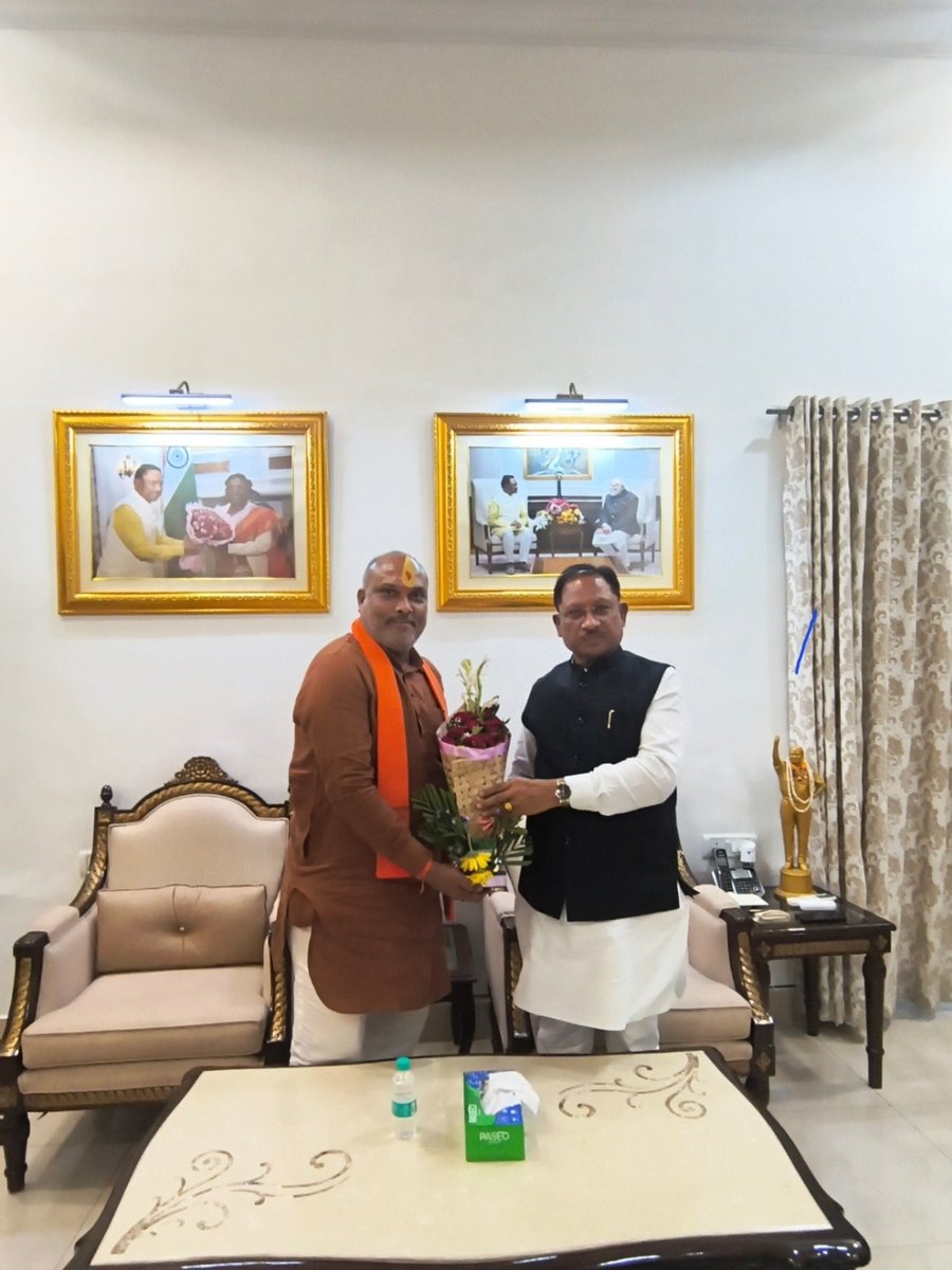 Arjun Lalit Chandrakar (@lalitbjpdurg) on Twitter photo प्रदेश के माननीय मुख्यमंत्री <a href="/vishnudsai/">Vishnu Deo Sai</a> जी से भेंट कर दीपावली पर्व की हार्दिक शुभकामनाएं प्रेषित कीं।
उनके कुशल नेतृत्व में प्रदेश निरंतर प्रगति के मार्ग पर अग्रसर है।
ईश्वर से कामना है कि उनके मार्गदर्शन में प्रदेश में विकास, समृद्धि और जनकल्याण की नई ऊँचाइयाँ प्राप्त हों। प्रदेश के माननीय मुख्यमंत्री <a href="/vishnudsai/">Vishnu Deo Sai</a> जी से भेंट कर दीपावली पर्व की हार्दिक शुभकामनाएं प्रेषित कीं।
उनके कुशल नेतृत्व में प्रदेश निरंतर प्रगति के मार्ग पर अग्रसर है।
ईश्वर से कामना है कि उनके मार्गदर्शन में प्रदेश में विकास, समृद्धि और जनकल्याण की नई ऊँचाइयाँ प्राप्त हों।