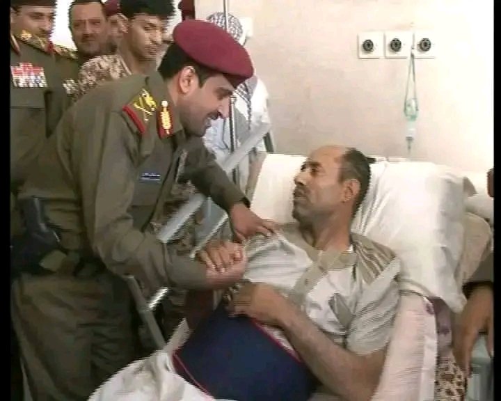 هاكذا كان هاشم الغماري  عليه  السلام 
وهو يطمئن  على صحة  أحد المرضى