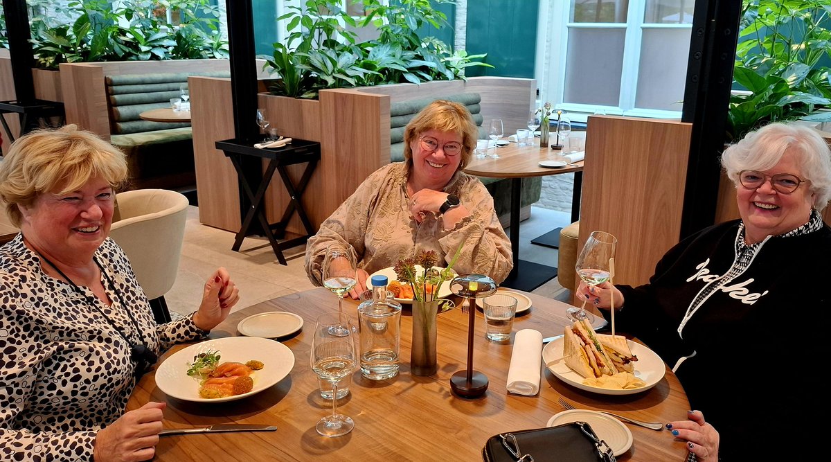 Josmun50's tweet photo. When you get invited (my sissies) to have lunch in a fancy castle! 🏰 (was pink in earlier days🩷 )
#kasteelsteenenburg #landvanooit https://t.co/y0lbItpRi6