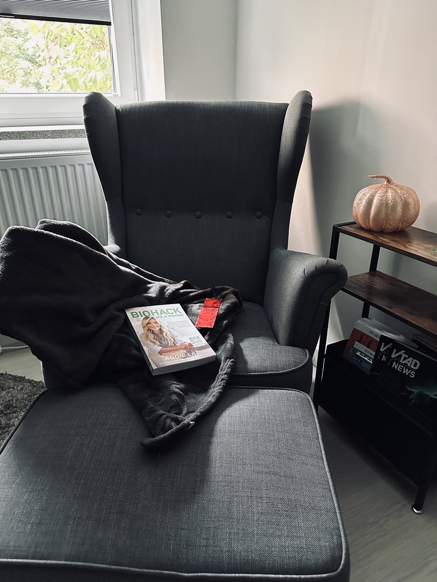 MissNonfiction's tweet photo. @goodreads Right here 🍂🤎 https://t.co/Z7CKdgDqui