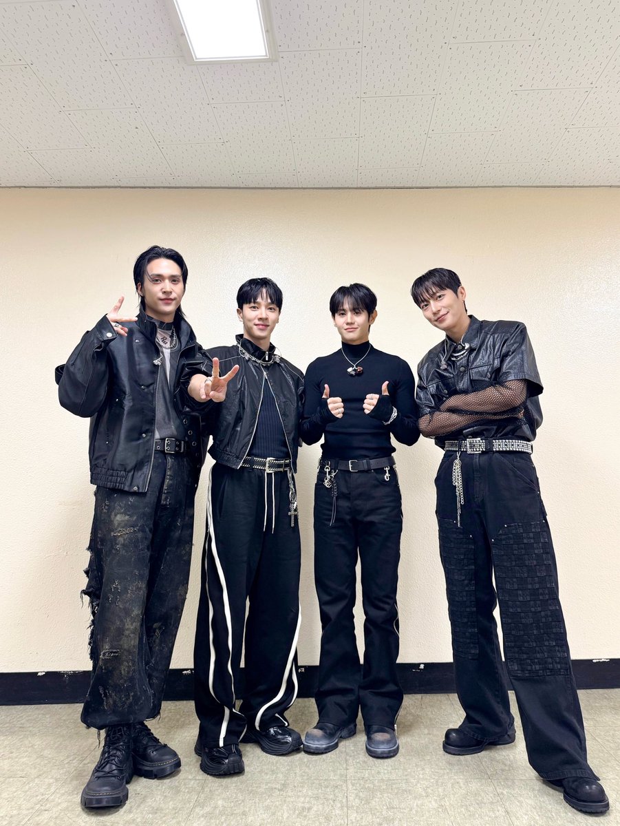 [📸] dingo music concert 〈Killing Voice〉

딩고콘서트에서 함께해주신 라이트🩶뷰티 여러분
언제 어디서나 우리를 비춰주는 여러분 덕분에 든든합니다💡🌹
감기 조심하시고 편안한 밤 보내세요! 고맙습니다💙💛💚💜

#하이라이트 #HIGHLIGHT
#비스트 #BEAST
#윤두준 #YOONDUJUN
#양요섭