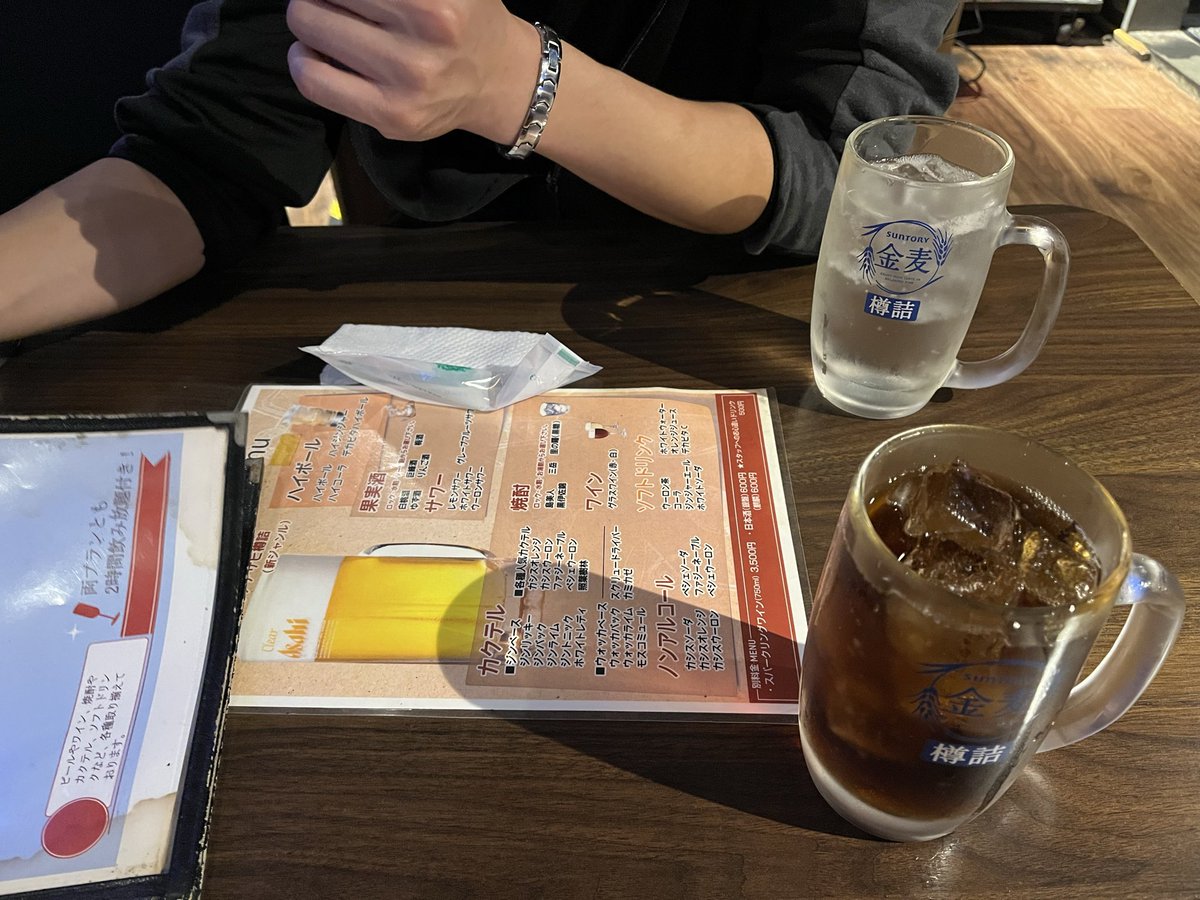 4軒目、カラオケ居酒屋でえーすけと貸し借り状態でカラオケ中🥰笑