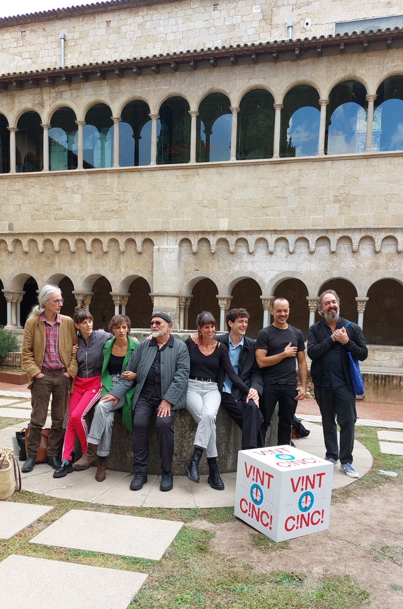 Foto de família dels Poetes del segle, al monestir de Sant Cugat. Aquesta tarda els recitals del ⁦<a href="/FNPoesiacat/">Festival Nacional de Poesia</a>⁩ continuen a partir de les 16.30h.