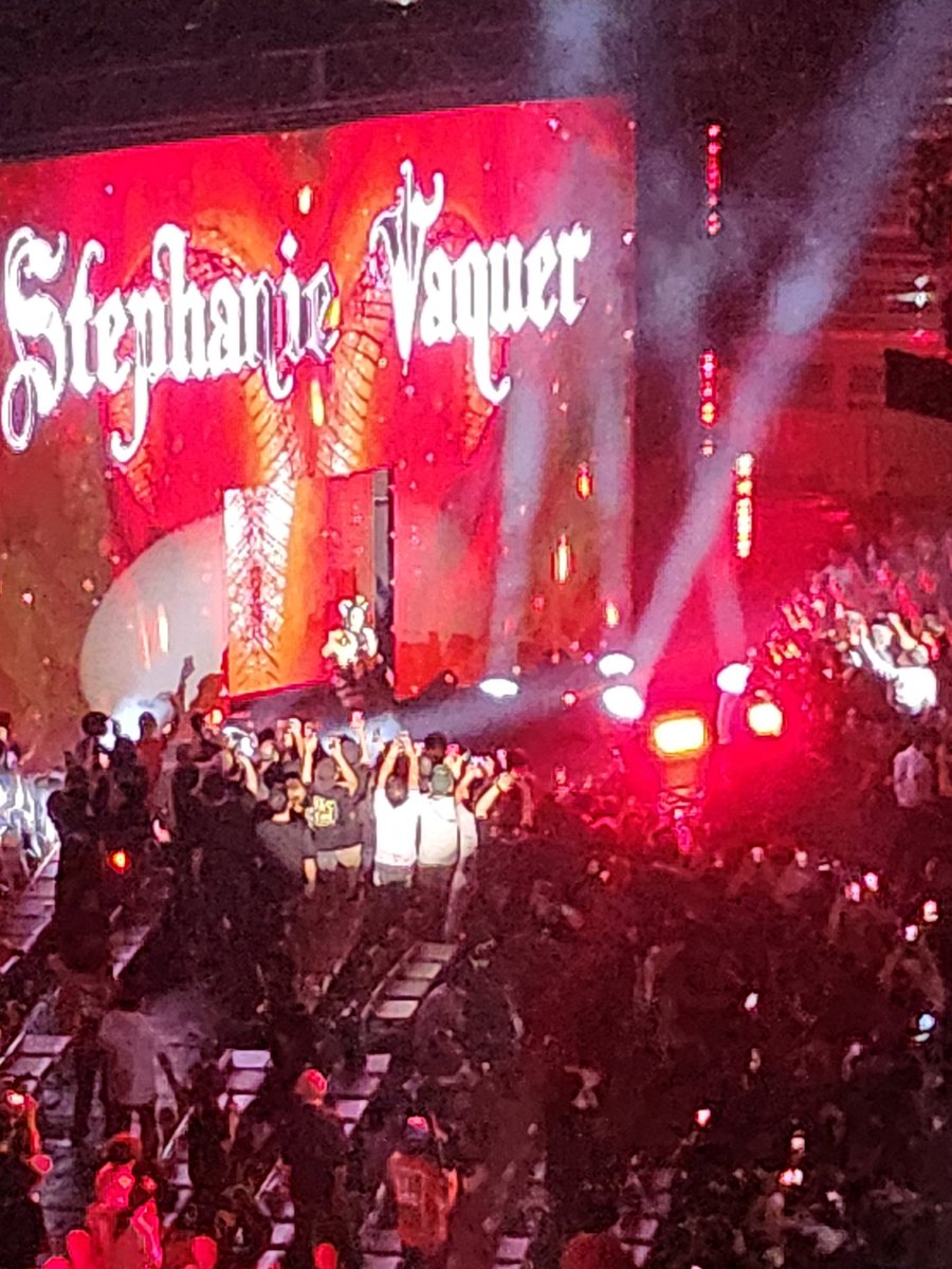 OASOGA1's tweet photo. エントランスはよく見えたのでいくつかアッ��。
#WWESuperShowJapan https://t.co/QLEz6iCm8w