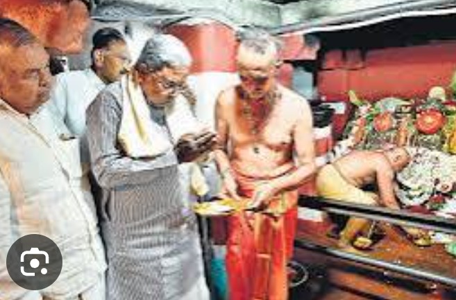 HSSrinath's tweet photo. ಹಾಸನದಲ್ಲಿ ನೆಲೆನಿಂತ.....
ಹಸನ್ ಬಿ - ಹುಸೇನ್ ಬಿ ದರ್ಶನ ಪಡೆದ ಮಾನ್ಯ ಮುಖ್ಯಮಂತ್ರಿಗಳು...🐒 https://t.co/pqIpxKO2q2