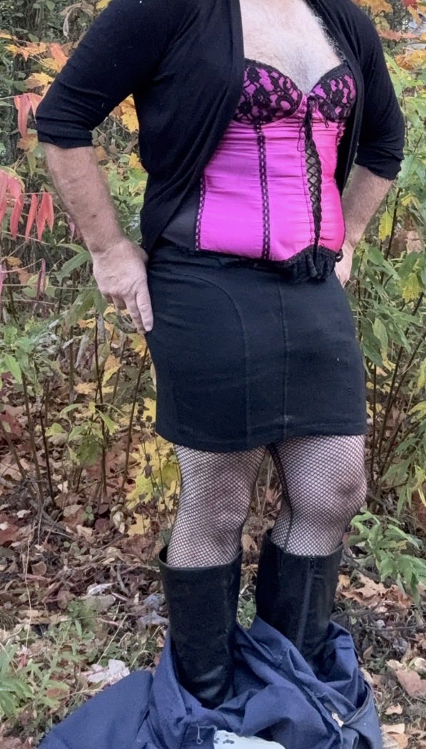 ThighbootMstr's tweet photo. Some outdoor activities before mistress takes me shopping #flr #cdhubby https://t.co/OdcRZfTr53