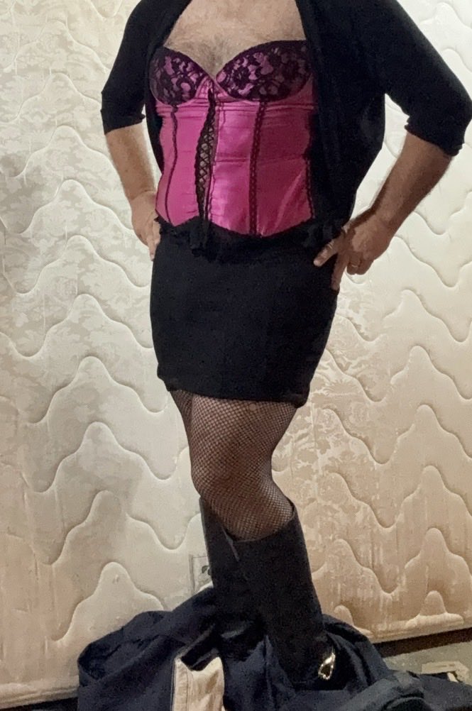 ThighbootMstr's tweet photo. Some outdoor activities before mistress takes me shopping #flr #cdhubby https://t.co/OdcRZfTr53