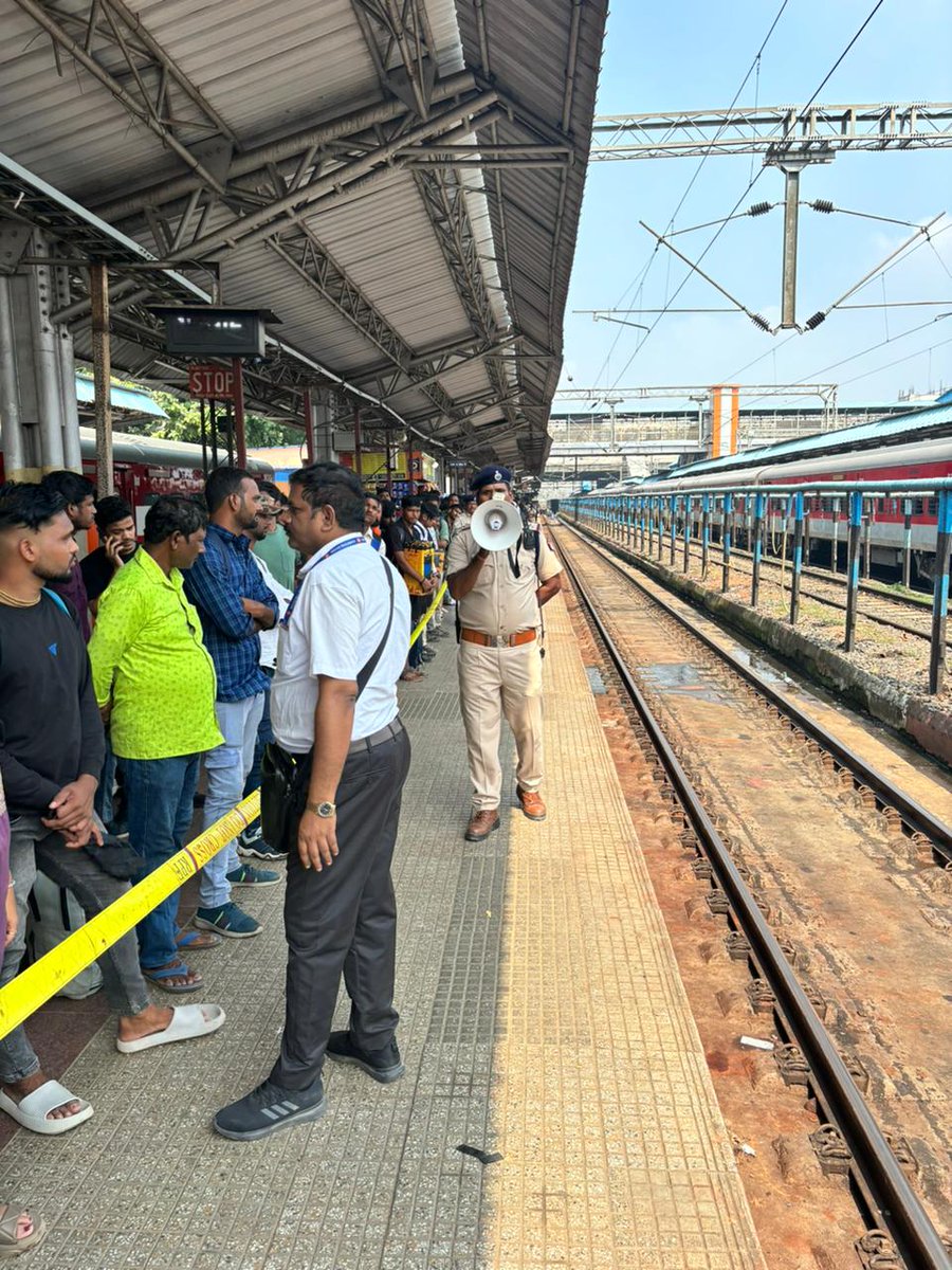 rpf_ecor_kur's tweet photo. RPF/BBS is ensuring smooth boarding of passengers during the festive rush at Bhubaneswar Station. The RPF is committed to the safety and security of all valuable railway passengers. https://t.co/sVDXzNCVle