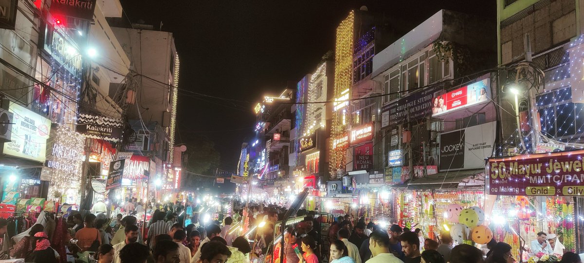 soniyafilm_69's tweet image. आपके यहाँ धनतेरस की मार्केट कैसी चल रही है? 💰✨
सोना-चांदी की खरीद या बर्तनों की रौनक — किस चीज़ की सबसे ज़्यादा डिमांड है? 😍

#Dhanteras2025 #FestiveVibes #ShoppingTime