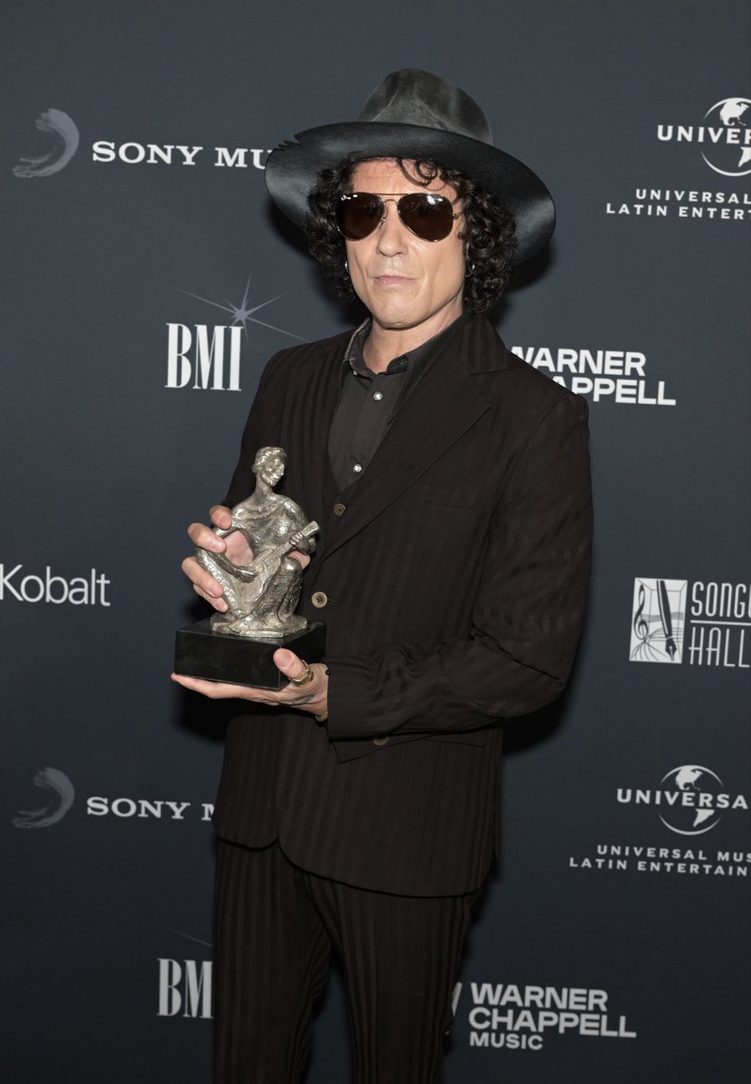 Enrique Bunbury entra a formar parte del Salón De la Fama en la ciudad de Miami, inducido y presentado por Alex González, baterista del grupo Maná.

Esta es la transcripción del discurso de Enrique Bunbury:
 
"Gracias. 
No estoy demasiado acostumbrado a recibir premios y