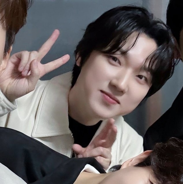 강영오 브이하려다가 엉거주춤하게찍은더 갸욱기다