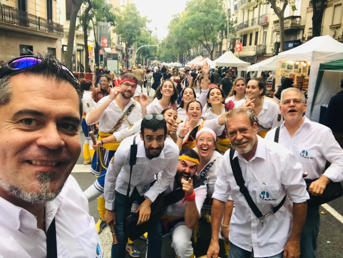 Aquest matí hem estat a Sants acompanyant la incommensurable @collanovabdc . Ens encanta posar música als seus balls 🫶🏼🫶🏼🫶🏼🫶🏼
Si ens voleu trobar, aquesta tarda serem a Navàs amb la <a href="/mulassadelprat/">MULASSA DEL PRAT</a> #gralla #timbal #bastons #tradició #dinapontusenruta