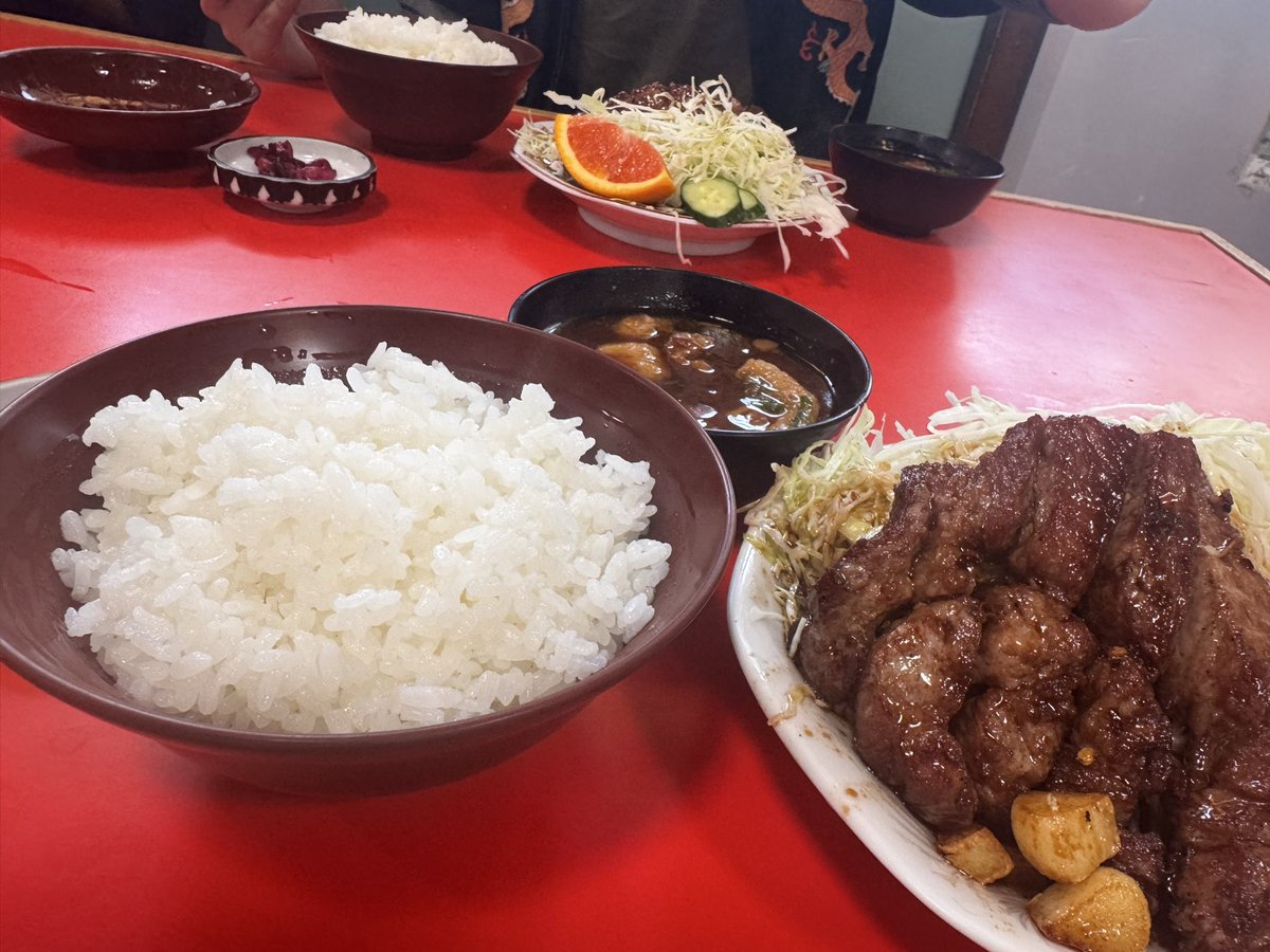 社会人一年目の友達弟の納車に付き合って三重まで😊
外観が個人情報すぎて載れられないけど笑
綺麗さも乗り心地もめっちゃええマークXやった☺️

昼にはショップの人に勧められた來來憲でトンテキを😋
味濃いめやったけど美味しかった