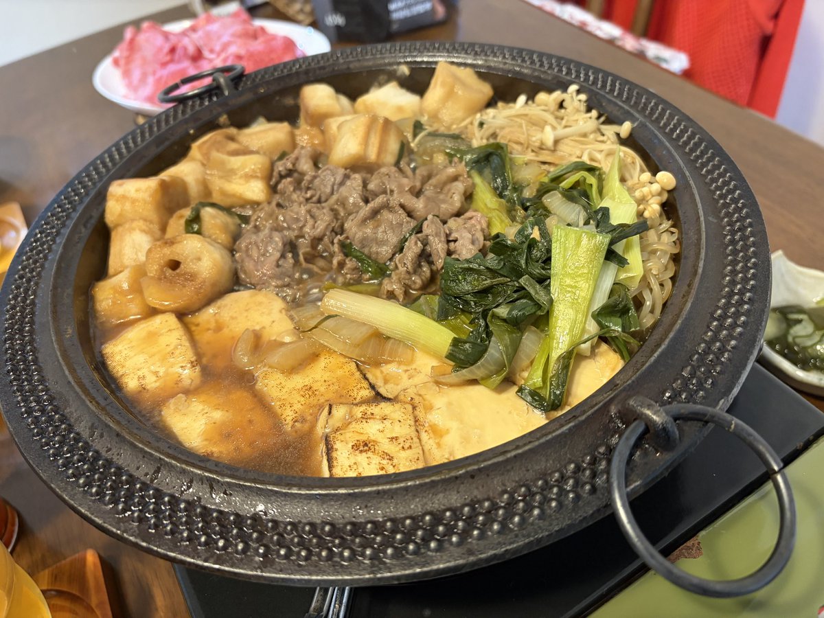 すき焼き
白ビールと黒ビールの飲み比べ楽しかった😊