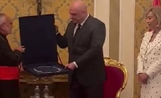البطريرك ميناسيان يمنح الرئيس عون وسام صليب الإيمان (إكس)