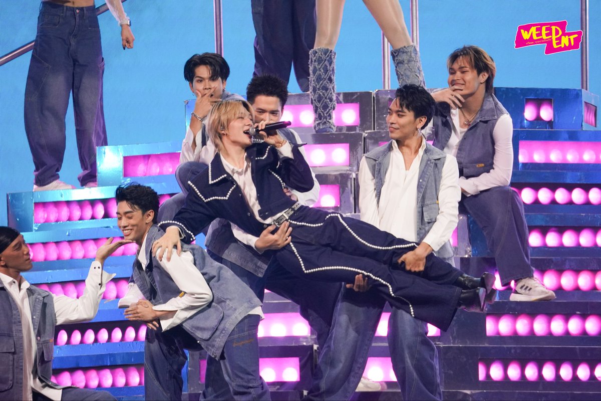 WEED_ENT's tweet image. “นุนิว ชวรินทร์” ในคอนเสิร์ต Jula’s Herb | presents DA20th CONCERT “The Endorphine Effect” 💖

CHAWARIN x DA Day1 
#NuNew 
#DA20ConcertxNuNewD1 
#JulasHerbXDA20Concert
#TheEndorphineEffect