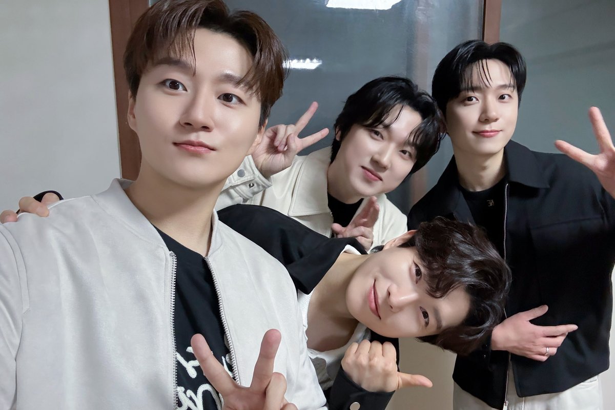 이런 정감가는 배경에서 찍을때마다 너무 귀여움ㅋㅋㅋㅋ