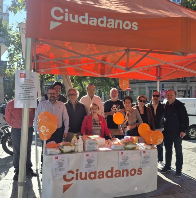 🧡Esta mañana acompañados por nuestro Secretario General <a href="/CPerezNievas/">Carlos Pérez-Nievas</a> hemos instalado la mesa solidaria para recoger productos de higiene infantil

💪Seguimos apoyando a las familias más desfavorecidas y centrados en los problemas reales que importan a la gente
#Solidaridad 
#Cs
