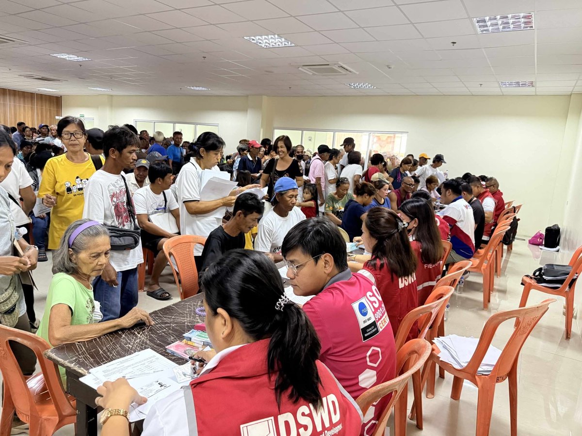 dswdserves's tweet photo. Tuloy Na Pagbangon, Hatid ng Cash Aid ng DSWD sa Ilocos Region
Nagpaabot ng tulong pinansiyal ang DSWD Field Office (FO) 1 - Ilocos Region sa mga pamilyang naapektuhan ng mga bagyong #CrisingPH, #DantePH at #EmongPH sa pamamagitan ng Emergency Cash Transfer (ECT) sa bayan ng Bacnotan, La Union nitong Sabado (Oktubre 18).
Nabigyan ng tulong ang 14,254 benepisyaryo — kabilang ang 5,579 indibidwal na may totally damaged houses na tumanggap ng ₱10,179 bawat isa at 8,675 indibidwal na nakatanggap ng tig-₱5,265. Layunin ng ECT na matulungan silang maayos muli ang kanilang mga tahanan at matiyak na may ligtas silang masisilungan anumang panahon.
Sa kabuoan, 17,005 pamilya sa buong rehiyon ang nakatanggap ng cash aid alinsunod sa direktiba ni Pangulong Ferdinand R. Marcos Jr. na manatiling kasama ang pamahalaan hanggang sa full recovery ng mga nasalanta ng kalamidad.
@rex_gatchalian
#BawatBuhayMahalagaSaDSWD❤️