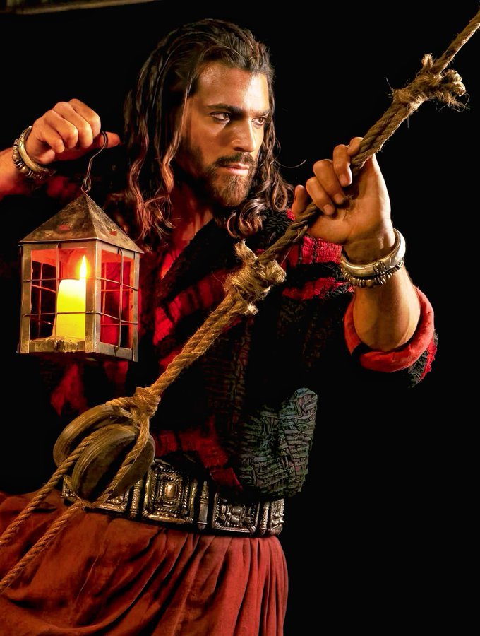 Articoli ovunque che parlano,qualcuno con cenni quasi stupiti,della sua bravura dopo la Premiere di ieri
Solo chi lo segue sinceramente, non è stupito, sapevamo che sarebbe arrivato il momento del riconoscimento della sua bravura.
Questa immagine 💥💥
#SandokanRoFF20 
#CanYaman