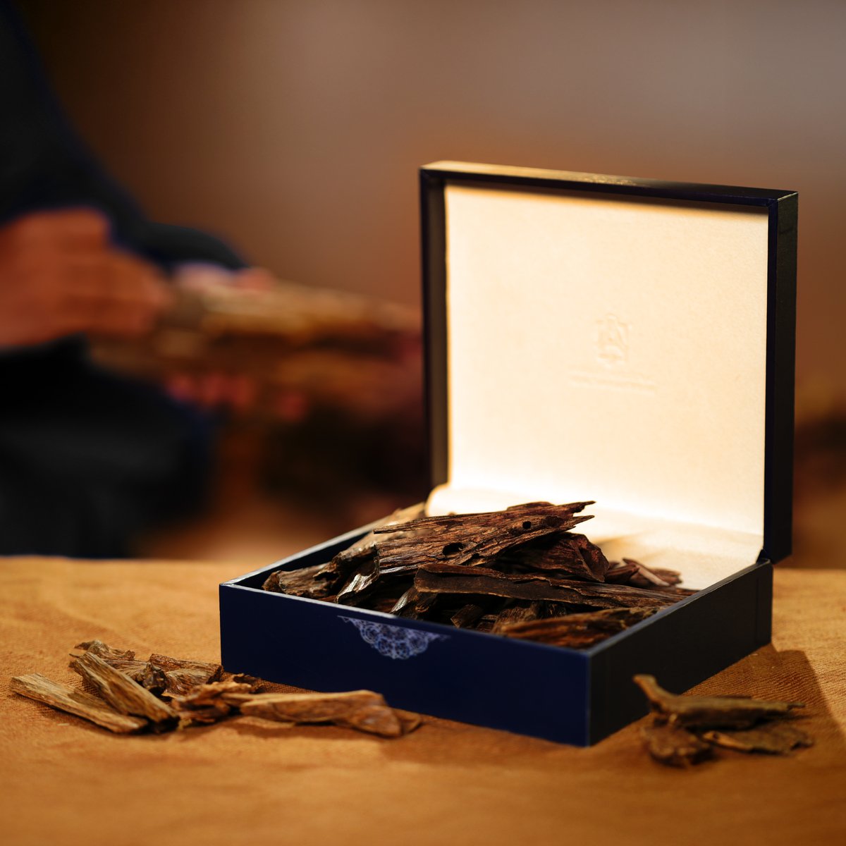 عود بخور سيوفي، لمسةٌ مميّزة من الفخامة الهادئة. 

#AbdulSamadAlQurashi #ASQ #ASQ_Fragrances #SioufiIncenseStick​ #Sioufi​
 #عبدالصمد_القرشي #سيوفي