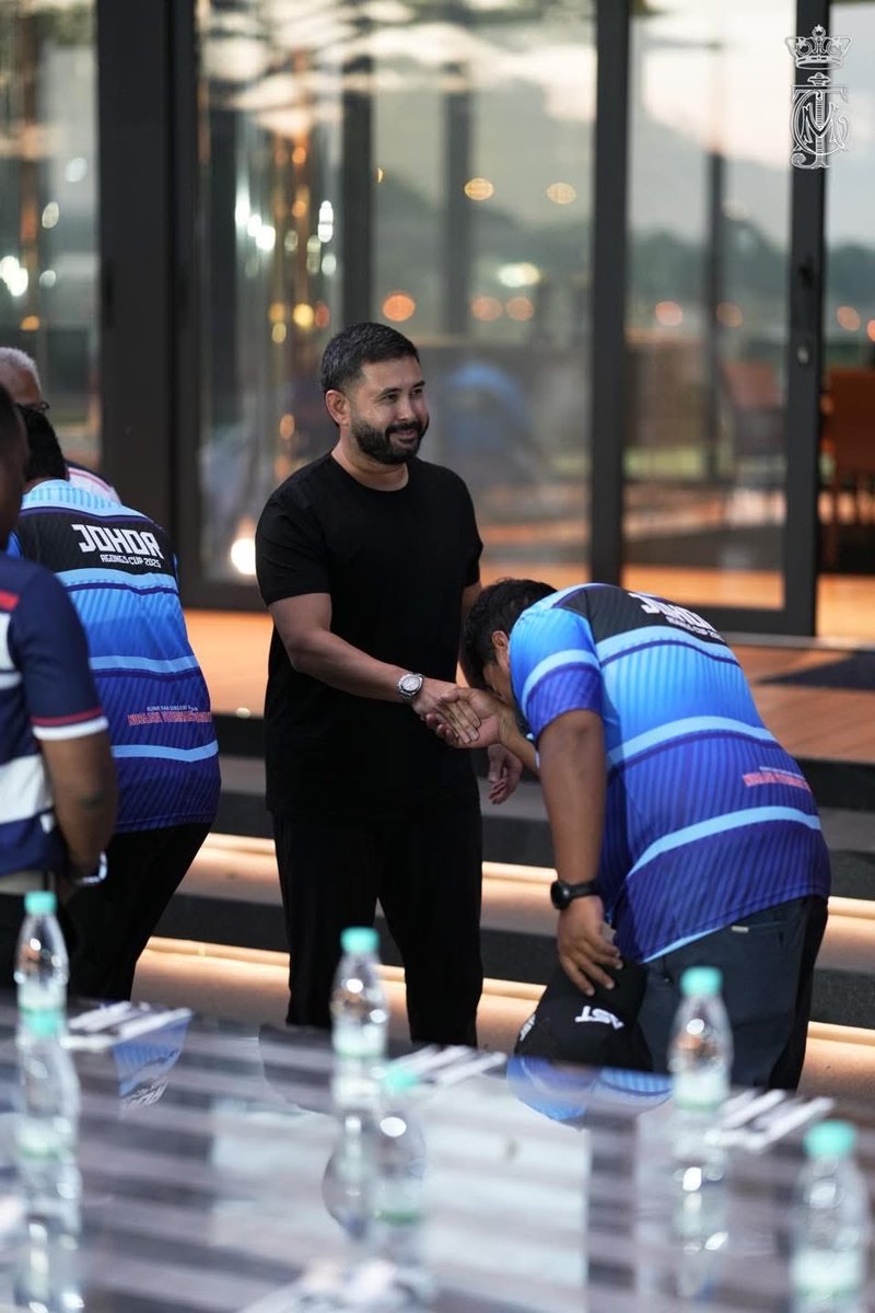 Duli Yang Amat Mulia Tunku Mahkota Ismail, Pemangku Sultan Johor menjemput para pemain dan barisan kejurulatihan skuad Ragbi Johor untuk makan malam bersama selepas kejayaan mereka memasuki pusingan akhir Piala Agong setelah menewaskan skuad Perlis pada hari ini, 18 Oktober 2025.