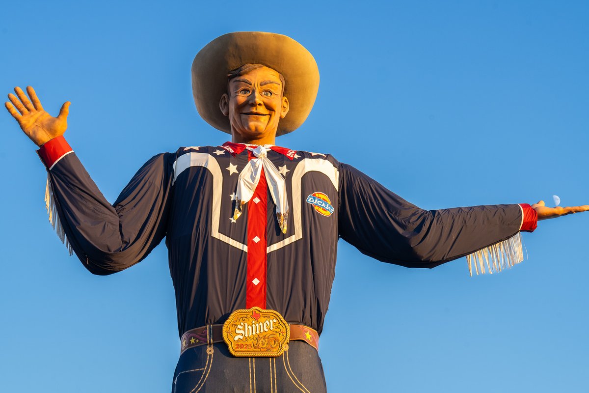 Two more days of Big Tex! 🤠
👔: <a href="/Dickies/">Dickies</a>, <a href="/Lucchese1883/">Lucchese</a>, <a href="/ShinerBeer/">Shiner Beer</a>
📸: Reeves Eddins (@reeves.jpg)