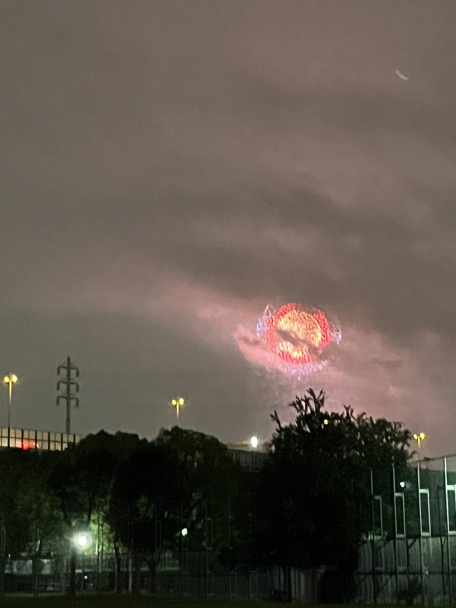 淀川花火大会。
ちょっと離れた穴場から。
今年は雨天決行のおかげで、雨雲を挟んで見るという珍しい体験ができた。
空が様々な色に染まるし、写真にするとすごいカッコイイ。