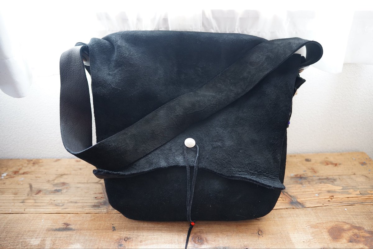 LTkymst's tweet image. 先月ずっと欲しかったディアスキンバッグを購入できました。
ものがたくさん入って便利すぎる。カスタムしながら長く付き合っていきたいアイテムです。

2025年9月に購入できたアイテムを紹介します【原宿ゴローズ訪問記 vol.35】
youtu.be/s-GFlPgJ3x8

#goros #ゴローズ