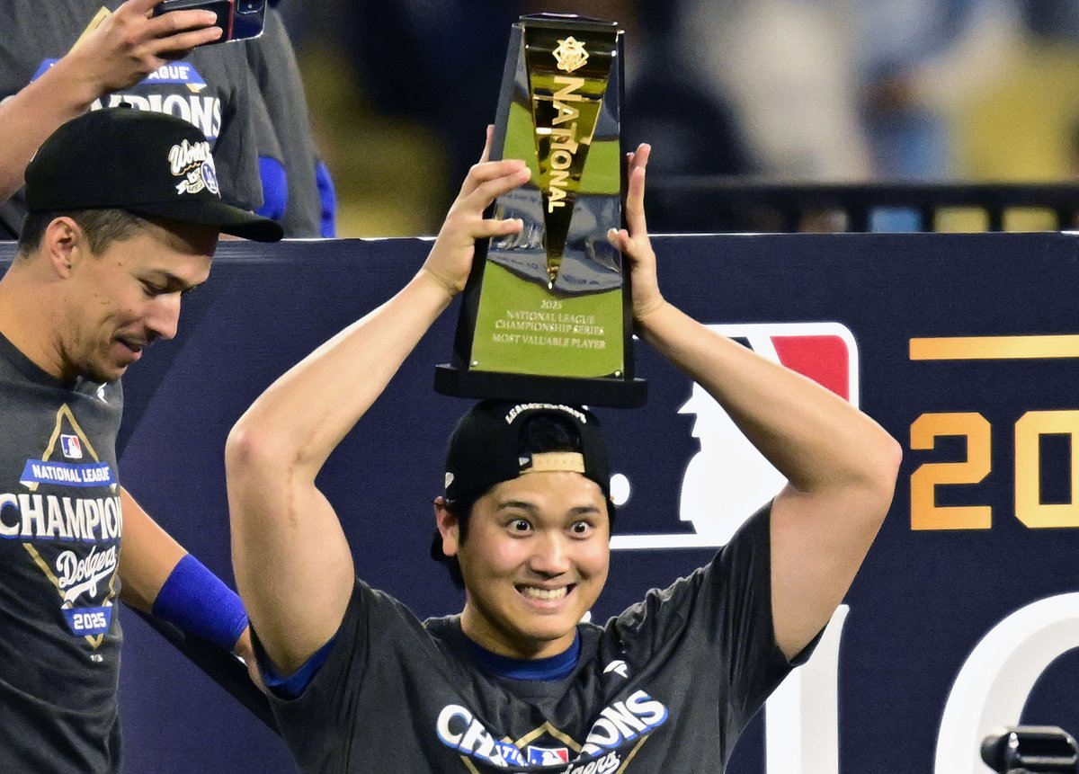 CGTNSportsScene's tweet image. 🔥3 Home Runs, 10 Strikeouts
⚾️Dodgers Back to World Series

💬#NLCS MVP Shohei Ohtani:
"We had a pretty good game plan and executed it."

💬Manager Dave Roberts:
"Probably the greatest postseason performance of all time."
"He's the greatest player on the planet."

#大谷翔平 #MLB