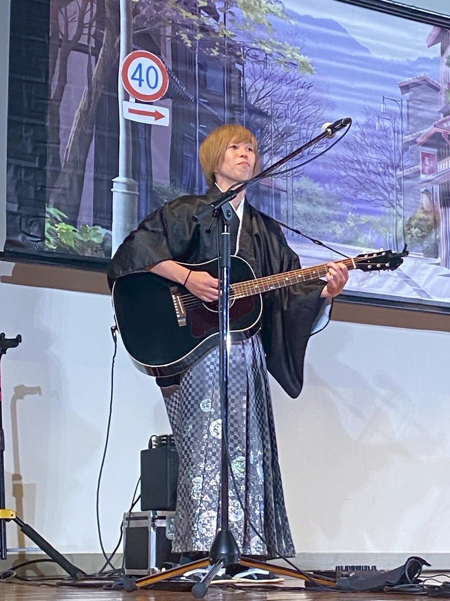 このあと18:20頃〜
湯涌温泉扇階段にてきみコの歌唱奉納、　18:30〜はいよいよ湯涌ぼんぼり祭り本祭がスタートいたします🏮
雨が降っていますので、お足元にお気を付けてご移動ください🌸

#湯涌ぼんぼり祭り