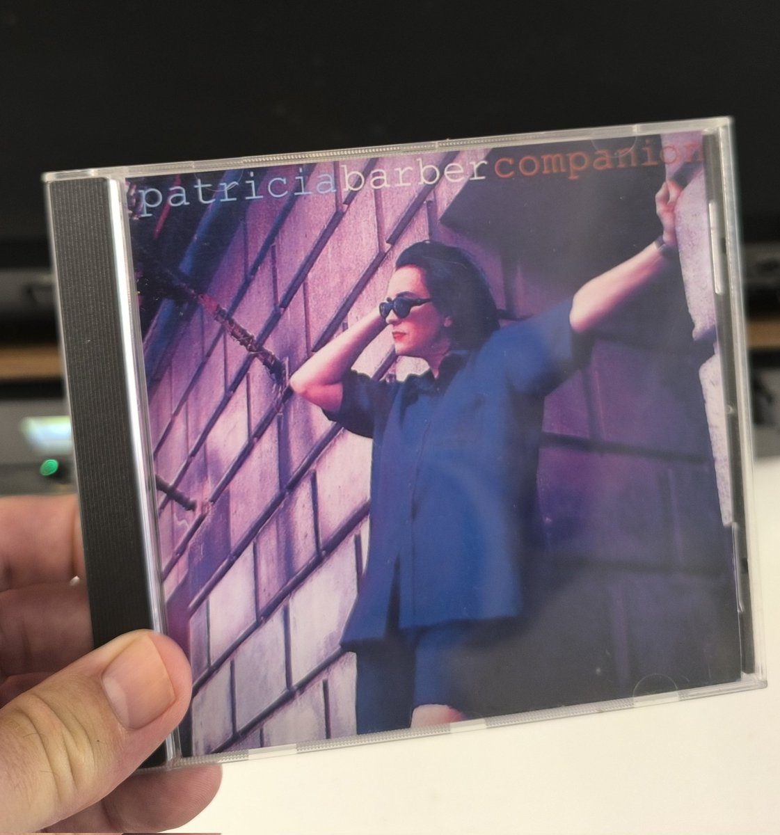 elsotaescala's tweet photo. El meu 1r. CONTACTE amb #PatriciaBarber és aquest recull de 3 NITS (1999) al #GreenMill de Chicago... poc habitual xò IDEAL com a INTRODUCCIÓ al la seva MÚSICA. Se la veu CÒMODE en el seu HÀBITAT, SINUOSA, "MODERNA", NOCTURNA i molt INSPIRADA en les COVERS. #JazzVocal #PostBop 🔥 https://t.co/WSndpGPQbs