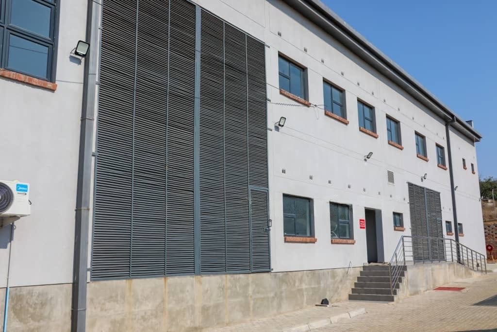 shumbakadzi_zim's tweet image. This morning, His Excellency President Emmerson Dambudzo Mnangagwa commissions the new NatPharm Pharmaceutical Warehouse in Mutare! 🏗️💊
A major step forward in strengthening Zimbabwe’s healthcare supply chain. 🇿🇼
#ED2030 #Vision2030 #HealthcareDevelopment #LeadershipInAction