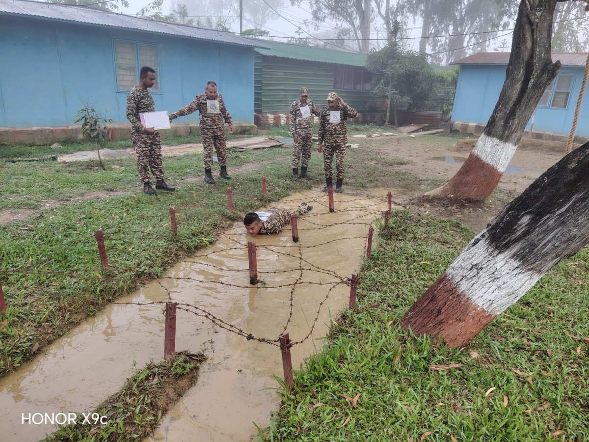 tiger69bn's tweet photo. 4th Batch Pre-Induction trainees of 69 Bn #CRPF showcased endurance and determination while performing the Battle Obstacle & Assault Course (BOAC) — a vital part of combat readiness training. 💪🇮🇳
#TrainingForExcellence #CRPF #ServiceAndLoyalty https://t.co/t0wnPuU0TZ