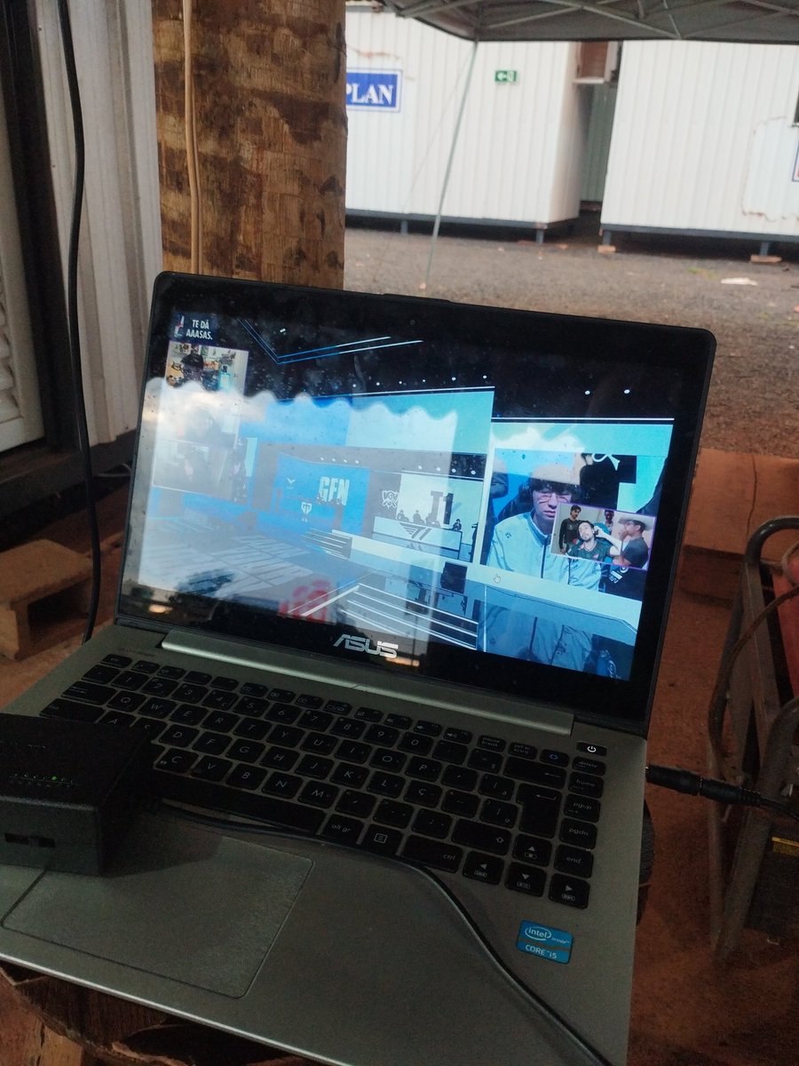 FRademaker's tweet image. Tô de plantão e tive que improvisar um setup pra acompanhar esse jogão.
@ilhadaslendas #ilhadaslendas