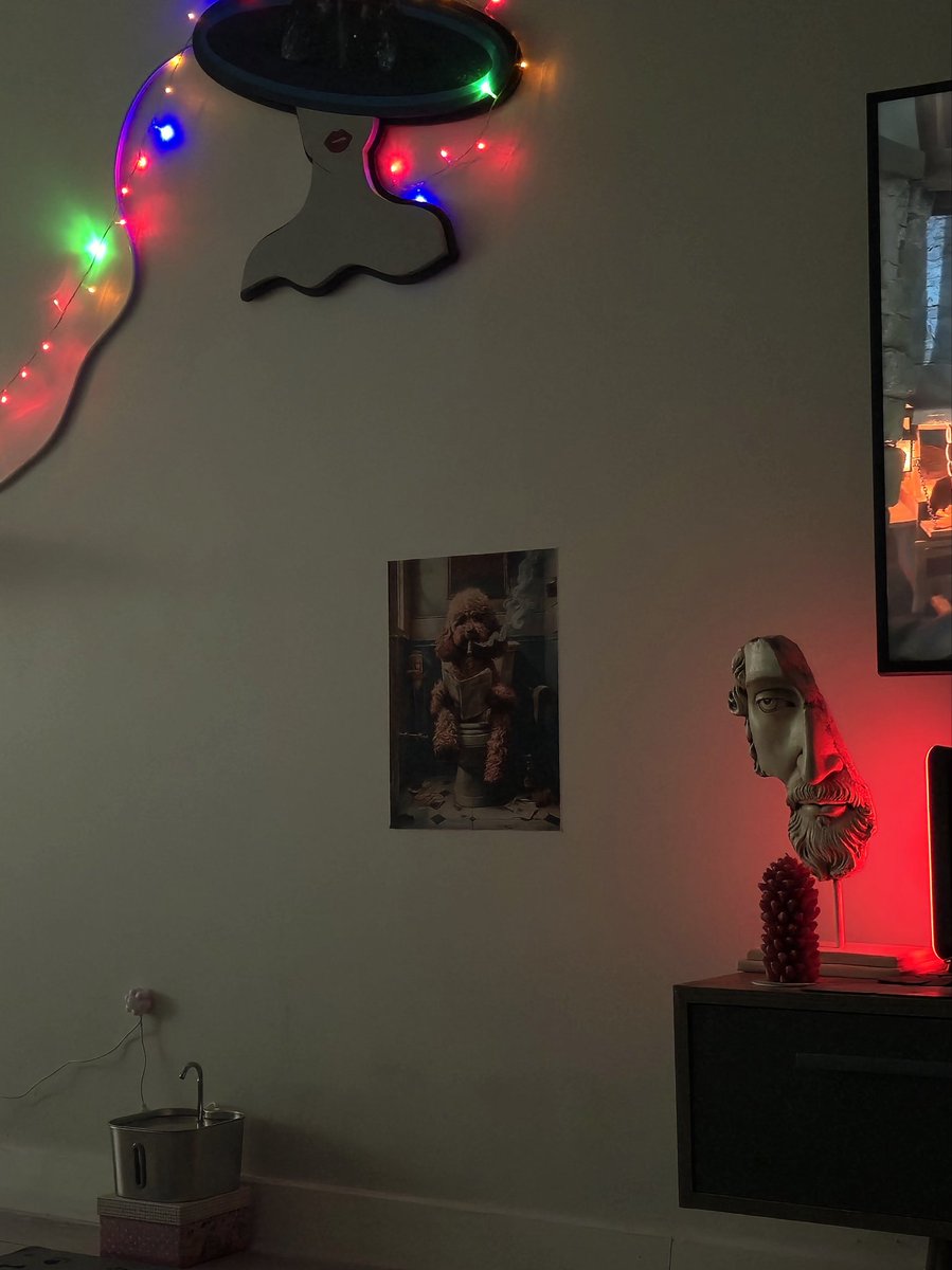 Bir Fellini sahnesi gibi, kimse neden orada olduğunu bilmiyor ama herkes rolünü ciddiye alıyor 💠