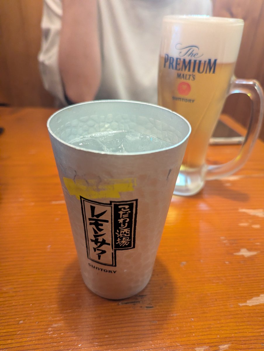 今日も子どもたちがいないので妻と外食。隣のテーブルは若い夫婦と幼子ふたりで賑やか。よきよき。
いい時代になったよね🐣🐣。

乾杯🍋✨！