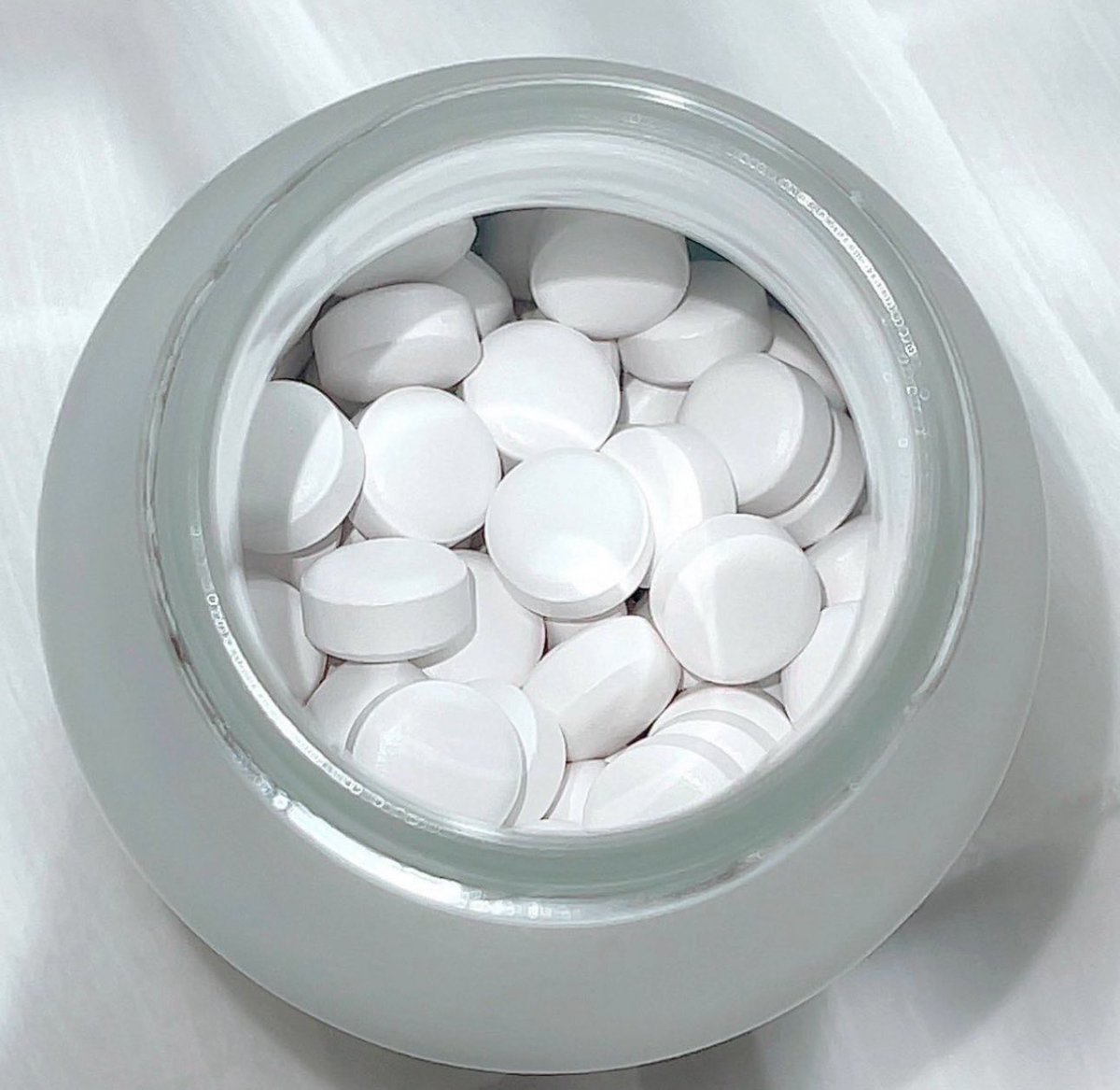 RlhEIv0lS1_YIpZ's tweet image. 美容皮膚科のドクターもぶっちゃけて言ってたけど、あれこれ複数サプリ飲むよりシオノギ製薬のシナールホワイト買う方がコスパ良い。
ビタミンC2000mgにLシステイン、パントテン酸やビタミンB6、ビオチンを最大量配合。
これ1本で美白シミ予防、肌荒れまでケア。美肌に必要なもの全部入ってる↓