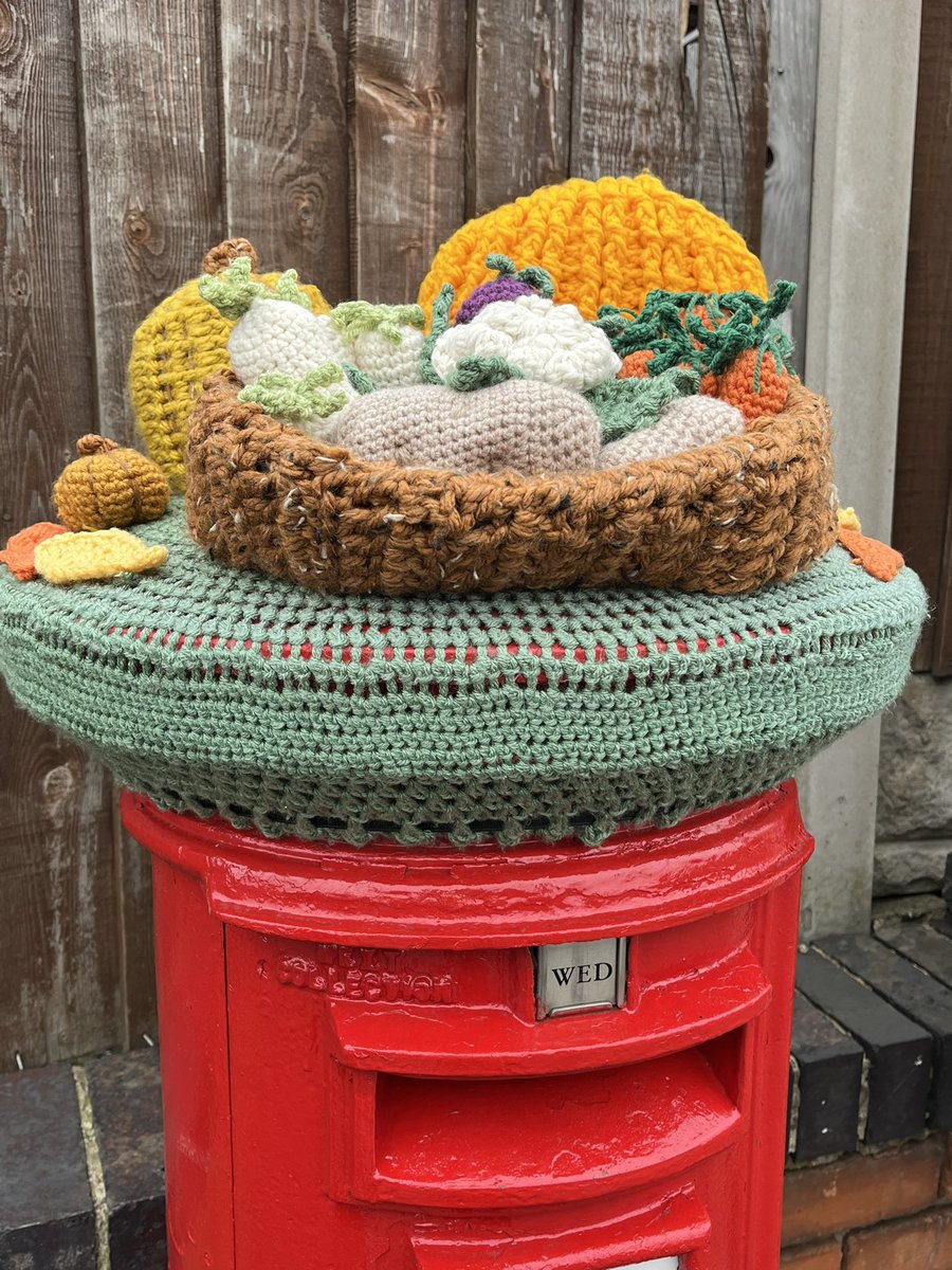 FloralRainbowAW's tweet photo. Our village post box has a lovely autumnal, harvest themed topper ππ₯ #Loscoe #PostBoxSaturday https://t.co/wACWSb1K2K
