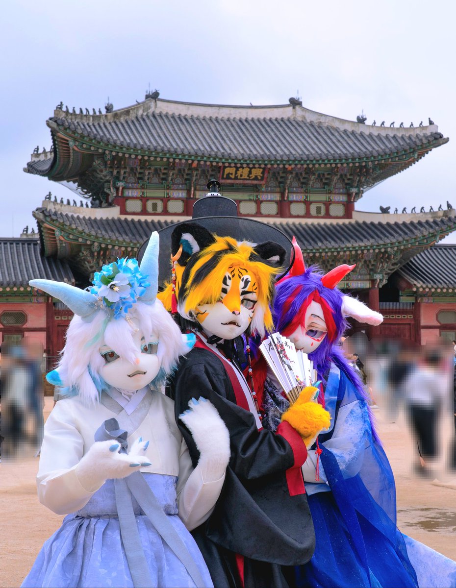 #FursuitEveryday #furry #fursuit #종로K축제 #hanbok
📸: <a href="/adyu93/">Adyu➡️퍼레이드</a>

꽃, 범, 매혹
flower, tiger, enchantment

🐯 <a href="/seadogwal/">海犬 🔜 레비벅스</a> 
💜 <a href="/Lede_goat/">레데</a>