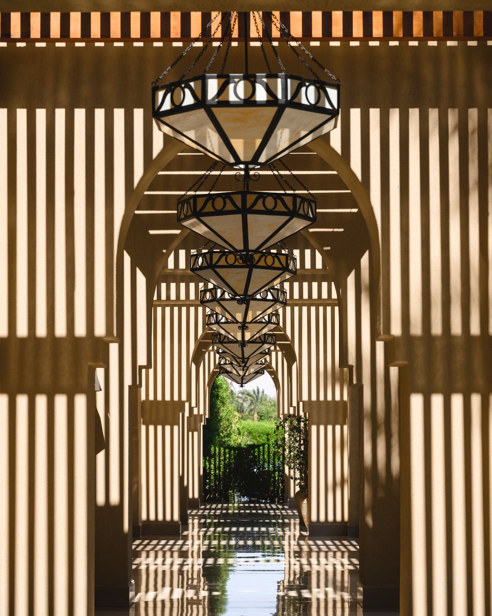 FSSharmElSheikh's tweet image. Designed in elegant Arabesque style, the resort comes to life as sunlight filters through arches and patterns, casting calming shadows that shift with the day, a true blend of tradition and tranquility.

📸 @lilaphoto
#Fourseasons #FSSharmElSheikh #SharmElSheikh