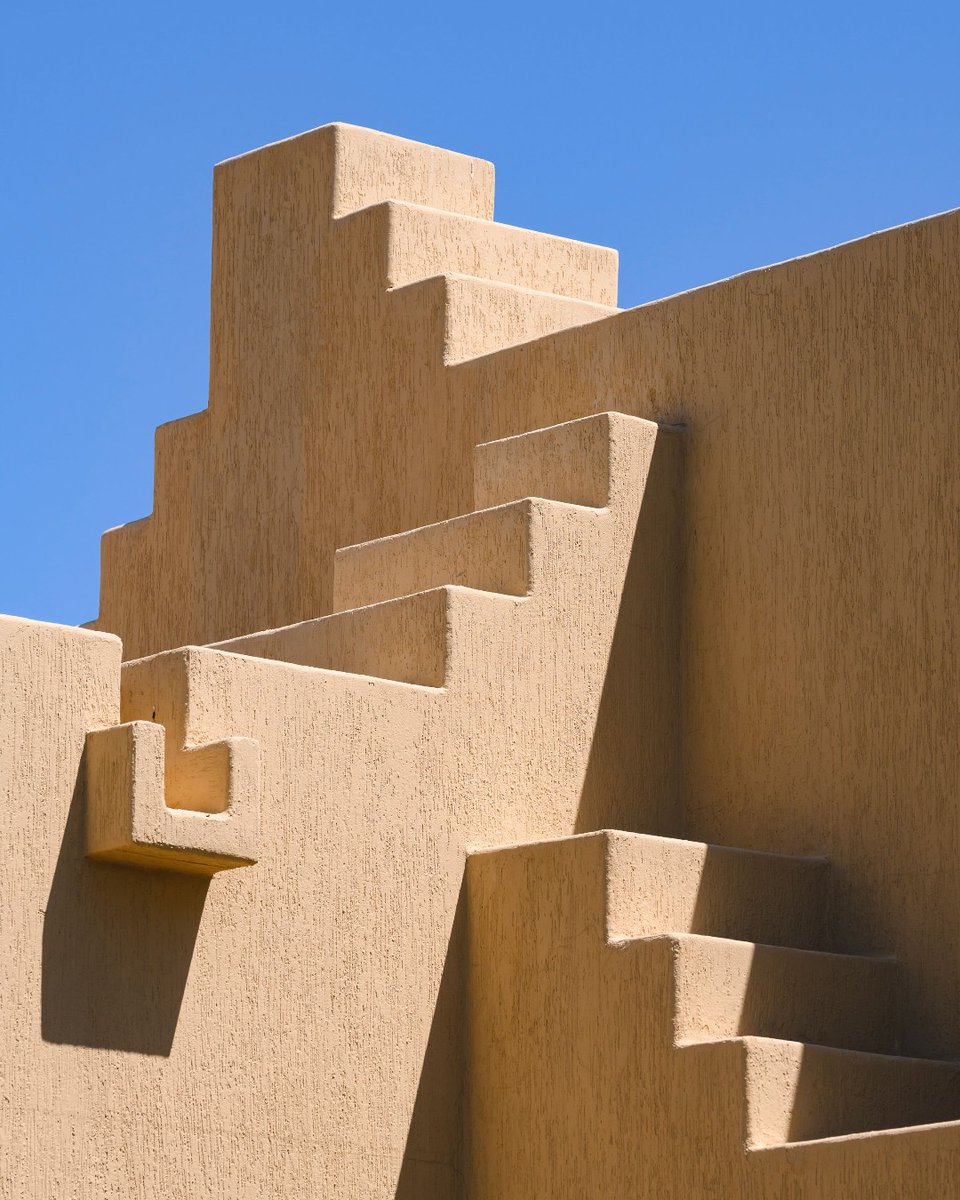 FSSharmElSheikh's tweet image. Designed in elegant Arabesque style, the resort comes to life as sunlight filters through arches and patterns, casting calming shadows that shift with the day, a true blend of tradition and tranquility.

📸 @lilaphoto
#Fourseasons #FSSharmElSheikh #SharmElSheikh