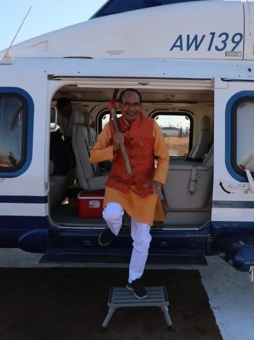 हेलिकाप्टर में से गैंती लेकर उतरते असली किसान व केंद्रीय कृषिमंत्री शिवराज सिंह चौहान...

कुछ जलनखोर बोलेंगे मामा नौटंकी कर रहे हैं।