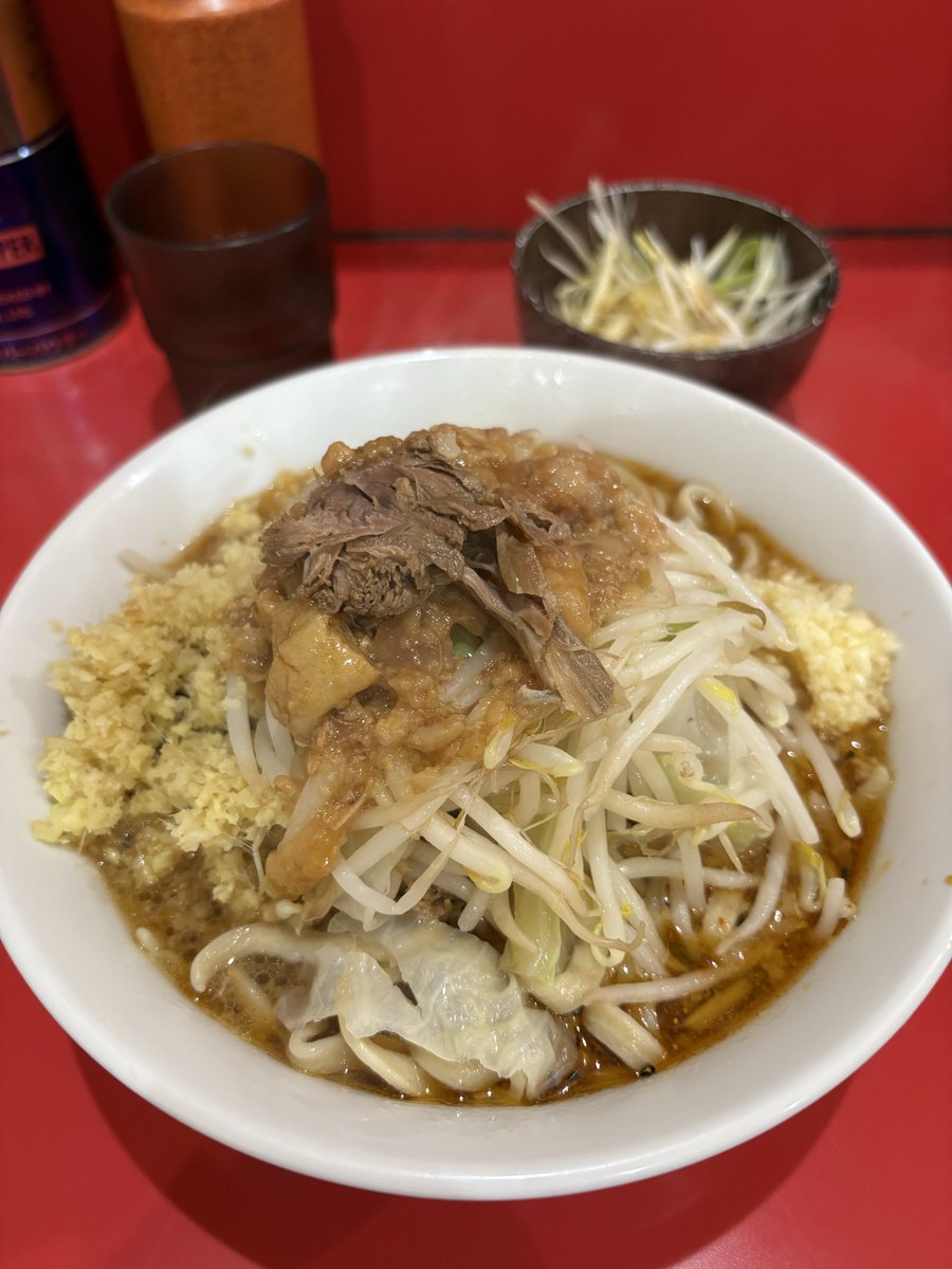 ラーメン二郎 千葉店
🍜205-13-1/5

小ラーメン900円 麺少なめNsAs(ニンニク少なめ脂少なめ)
つけ味ラーメン100円
ねぎ100円
しょうが50円

初めてのつけ味🔰
とても柑橘の効いたスープ👍💯
赤塚さんstaffさんご馳走さま😊

2025.10.18

#ラーメン二郎千葉店  #ラーメン #つけ味ラーメン